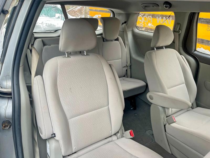 Фото 6 - KIA SEDONA