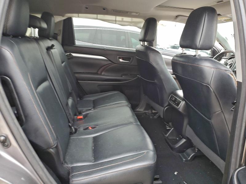 Фото 11 - TOYOTA HIGHLANDER