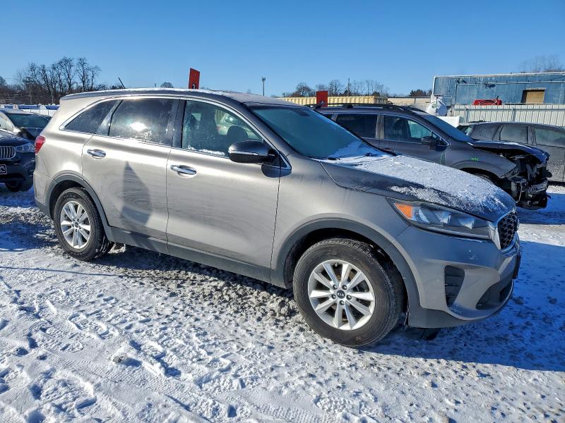 Фото 4 - KIA SORENTO