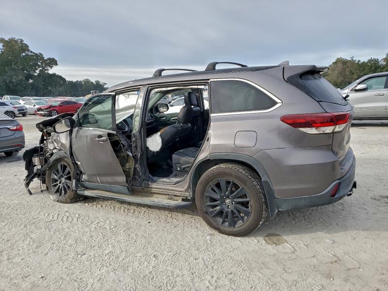 Фото 2 - TOYOTA HIGHLANDER