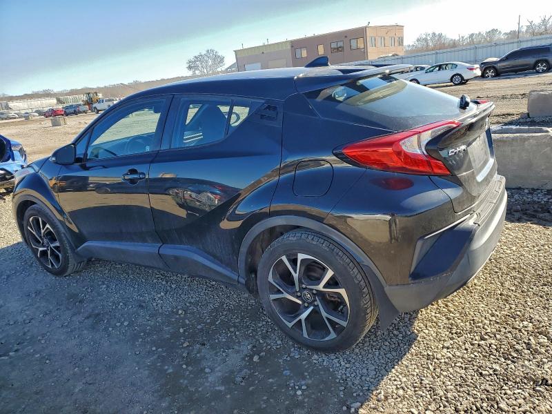 Фото 2 - TOYOTA C-HR