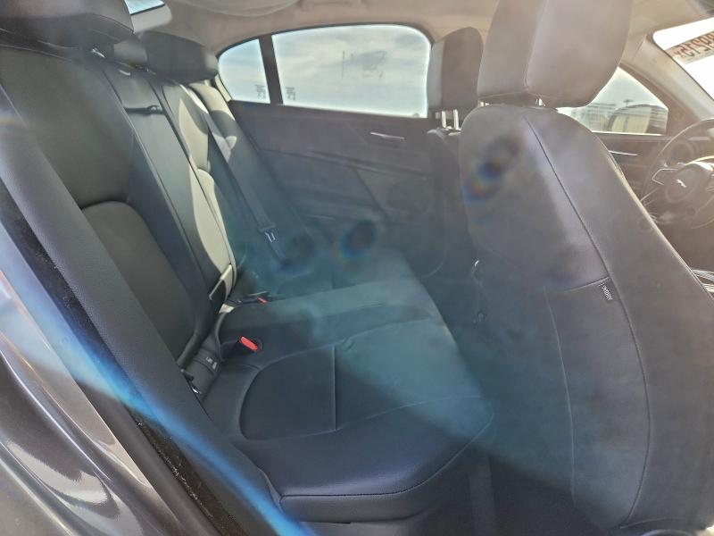 Фото 10 - JAGUAR XE