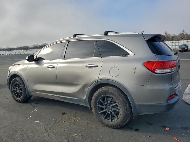 Фото 2 - KIA SORENTO