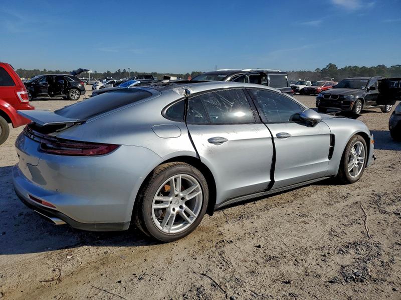 Фото 3 - PORSCHE PANAMERA