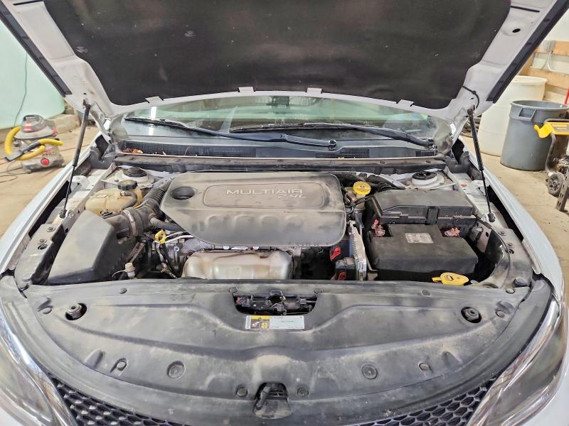 Фото 11 - CHRYSLER 200