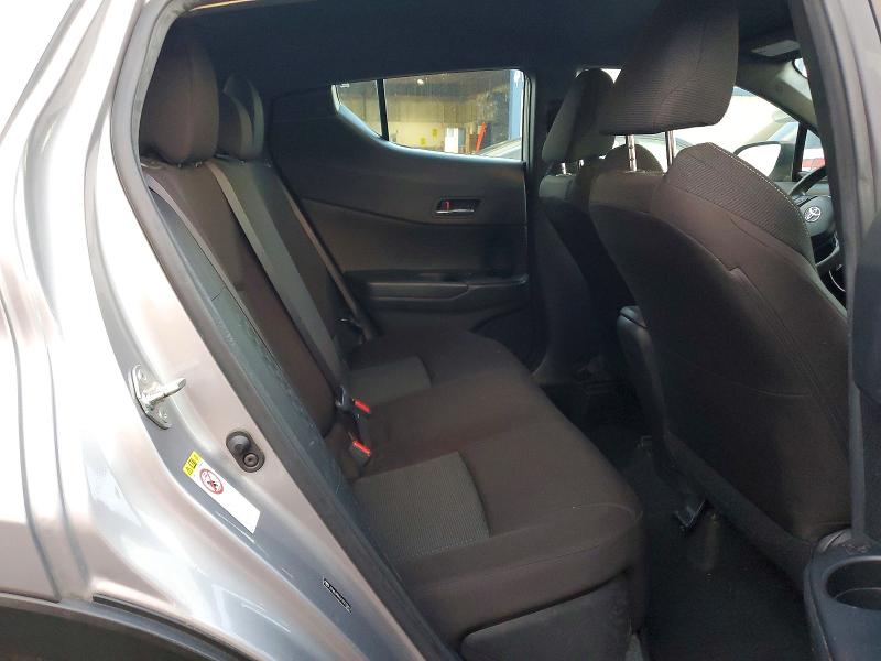 Фото 10 - TOYOTA C-HR