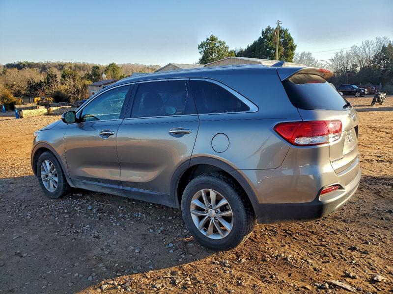 Фото 2 - KIA SORENTO