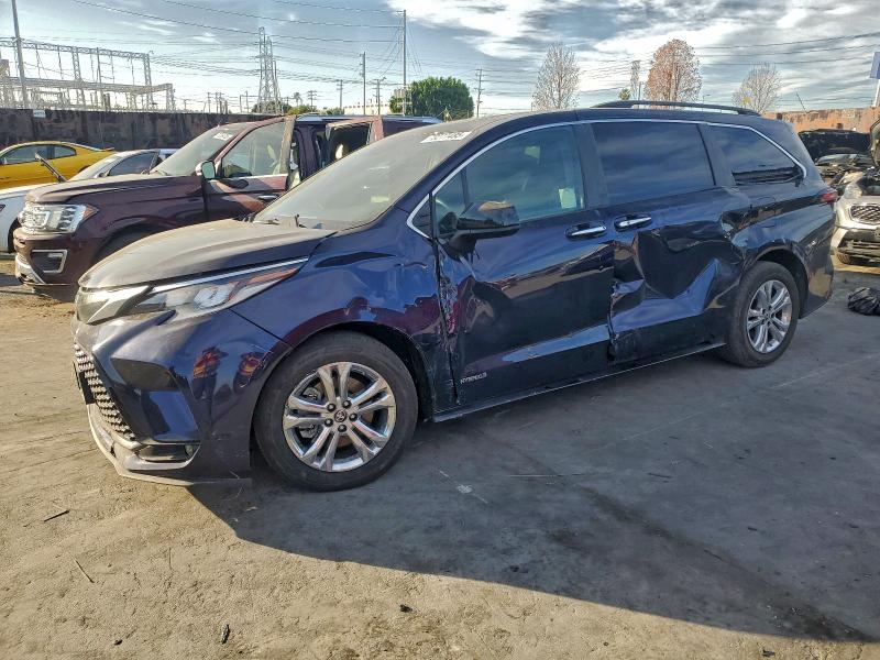 Фото 1 - TOYOTA SIENNA