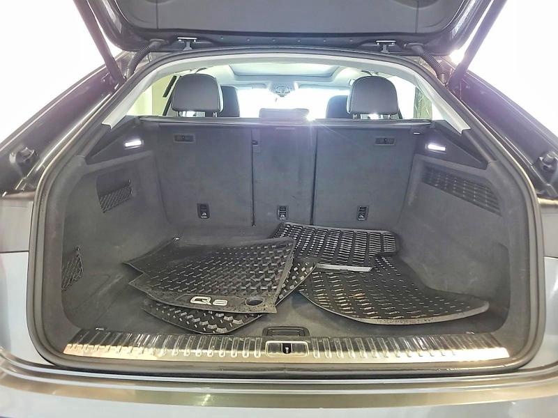 Фото 12 - AUDI Q8