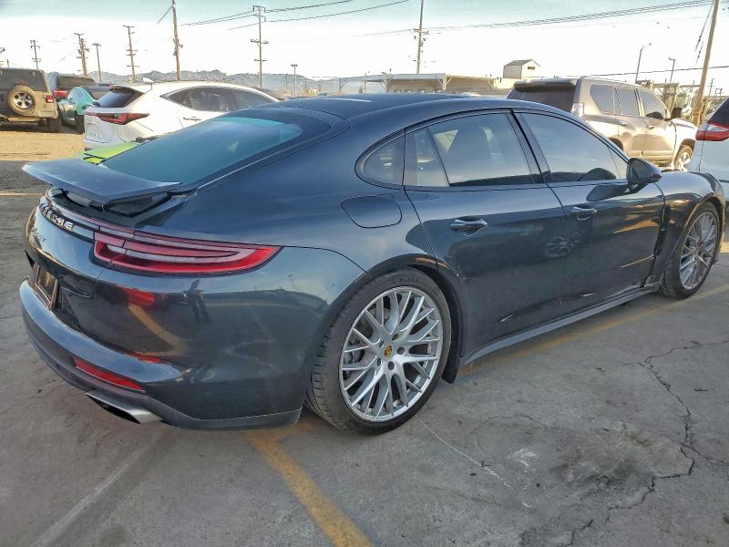 Фото 3 - PORSCHE PANAMERA