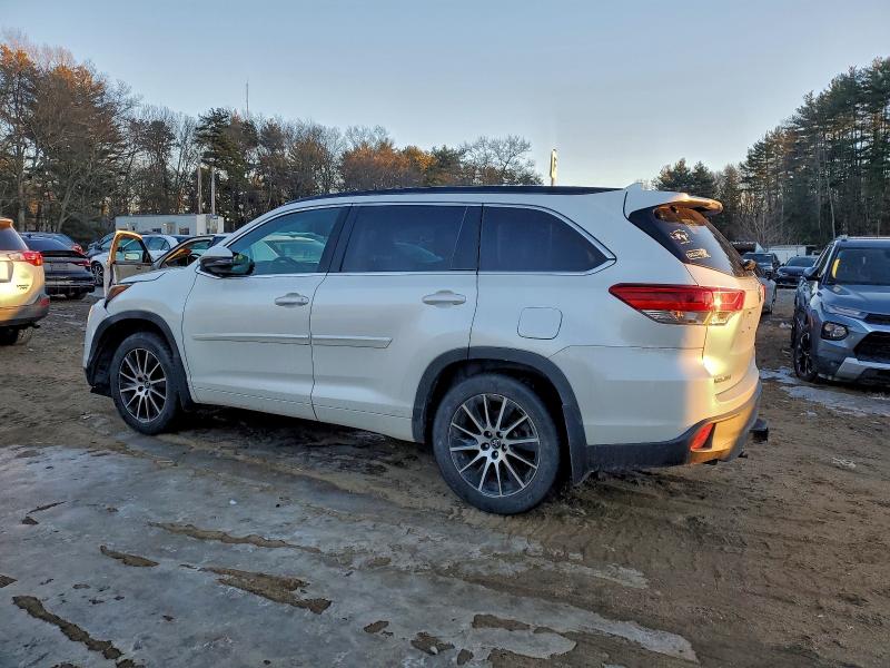 Фото 2 - TOYOTA HIGHLANDER