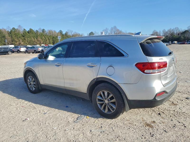 Фото 2 - KIA SORENTO