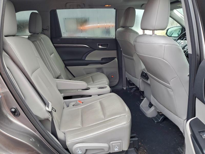 Фото 10 - TOYOTA HIGHLANDER