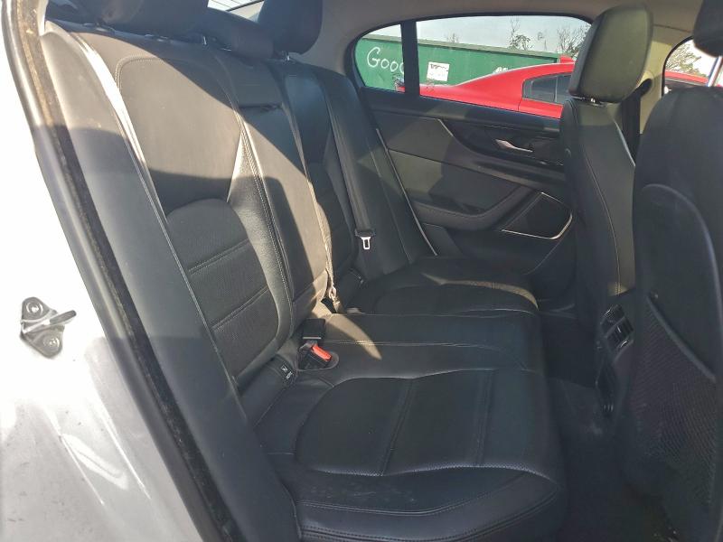 Фото 10 - JAGUAR XE