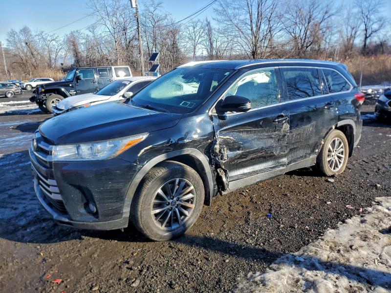 Фото 1 - TOYOTA HIGHLANDER