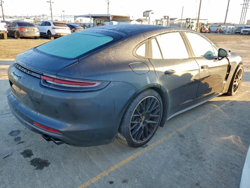 Фото 3 - PORSCHE PANAMERA