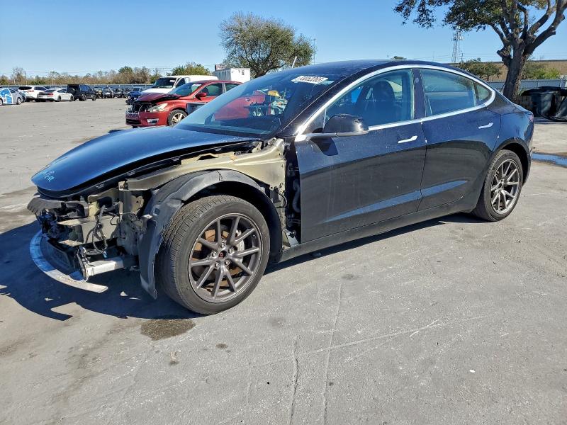 Фото 1 - TESLA MODEL 3