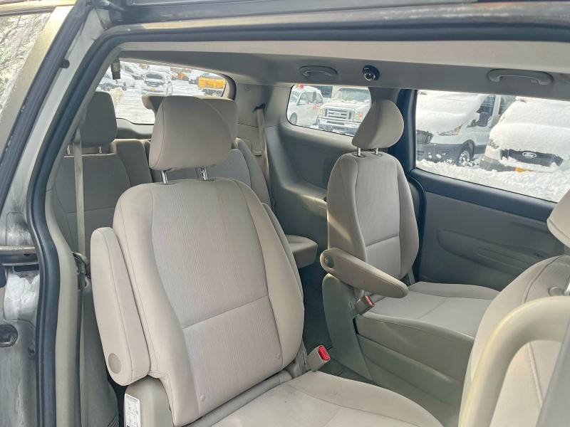 Фото 6 - KIA SEDONA