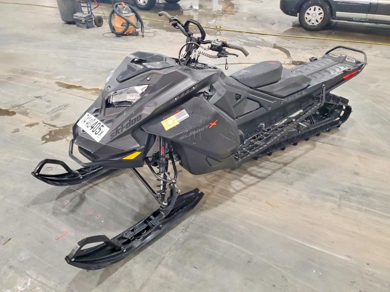 SKI-DOO SNOWMOBILE 2022