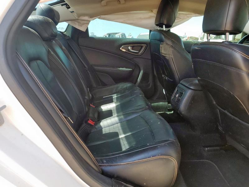 Фото 10 - CHRYSLER 200