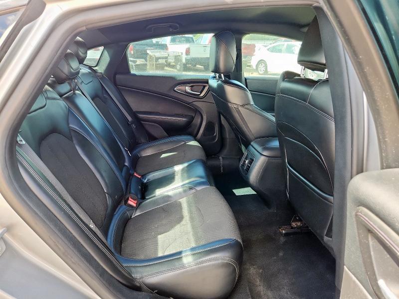 Фото 10 - CHRYSLER 200