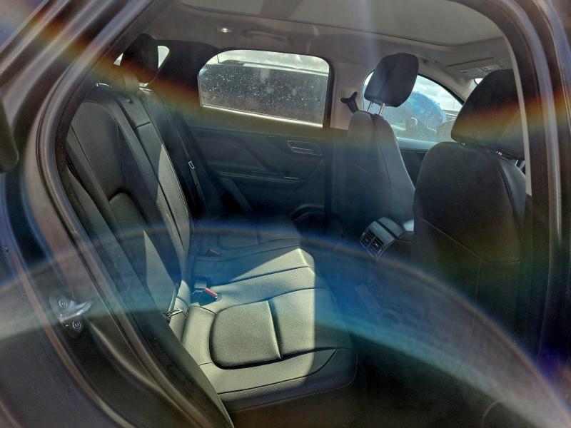 Фото 11 - JAGUAR F-PACE