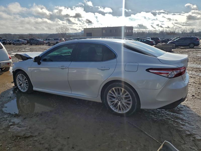 Фото 2 - TOYOTA CAMRY