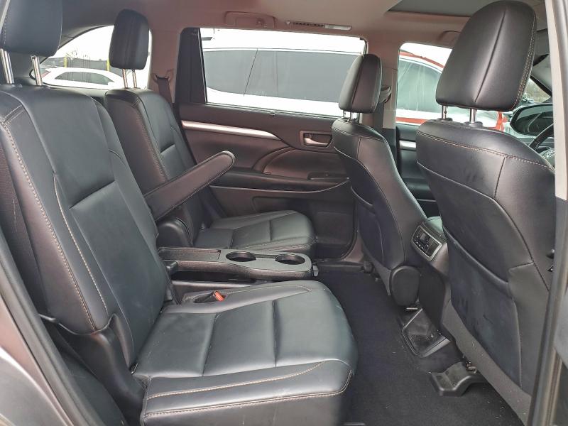 Фото 11 - TOYOTA HIGHLANDER