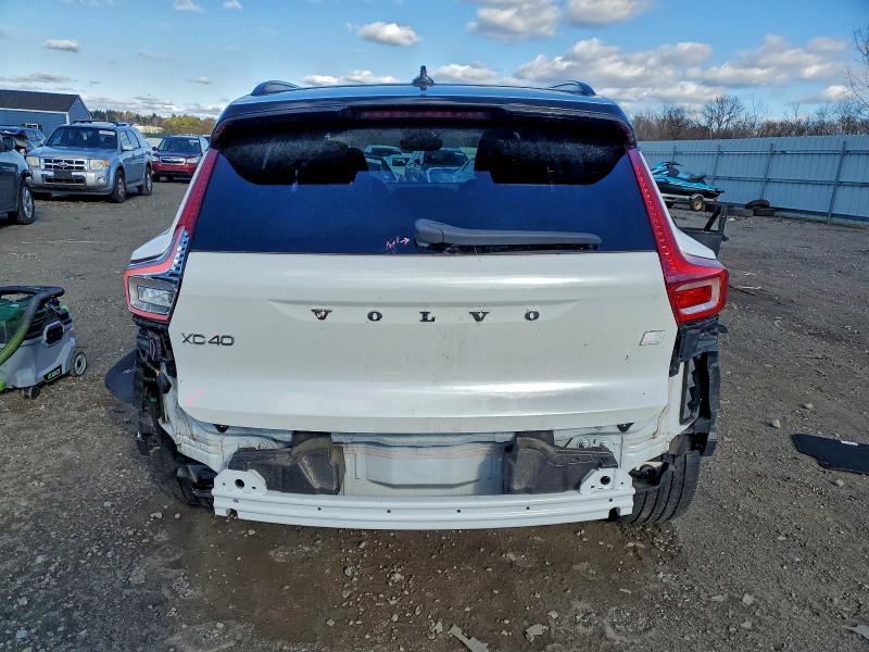 Фото 6 - VOLVO XC40