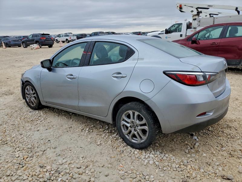 Фото 2 - TOYOTA YARIS