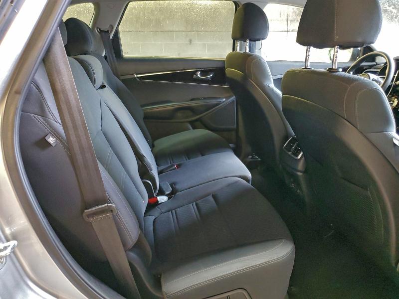 Фото 11 - KIA SORENTO