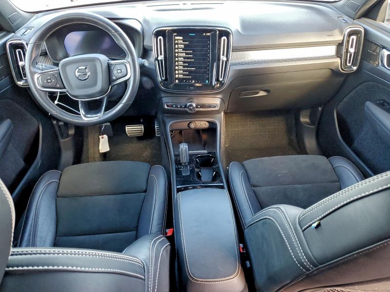 Фото 8 - VOLVO XC40