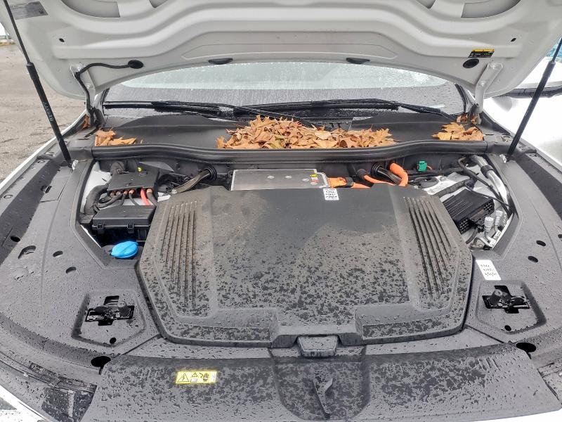 Фото 12 - AUDI E-TRON