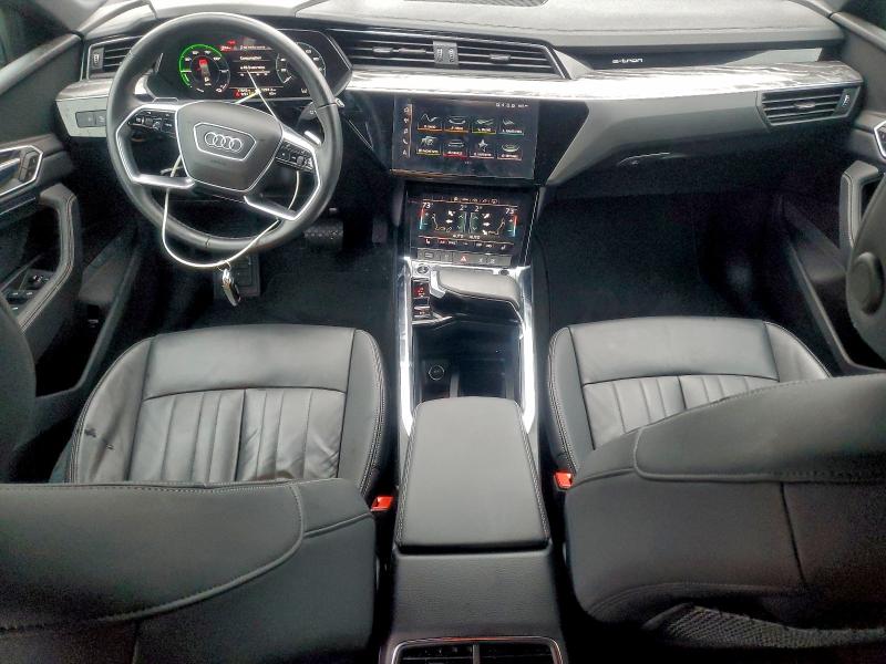 Фото 8 - AUDI E-TRON