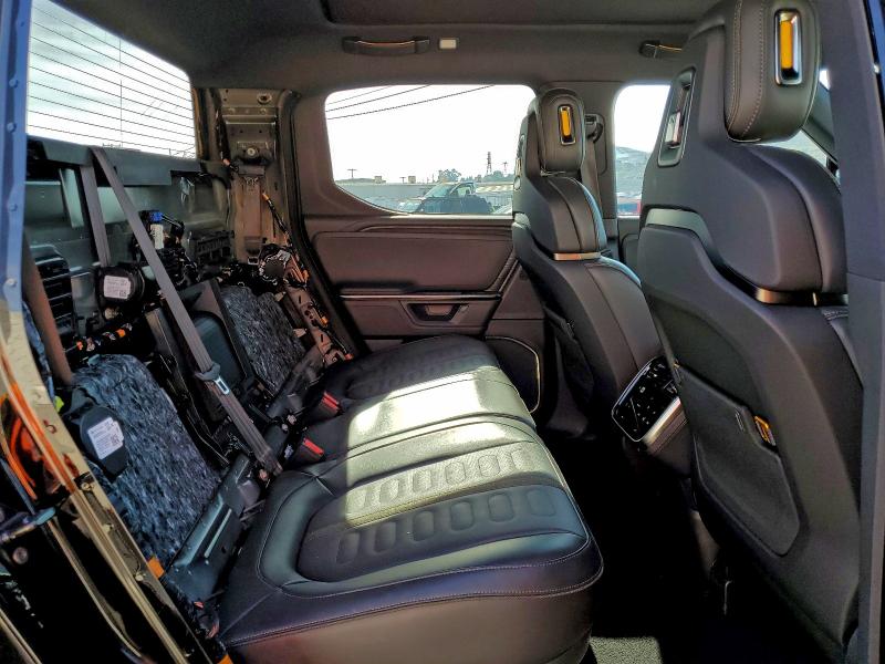 RIVIAN RIT 2025 VIN 7FCTGBAA8SN037695