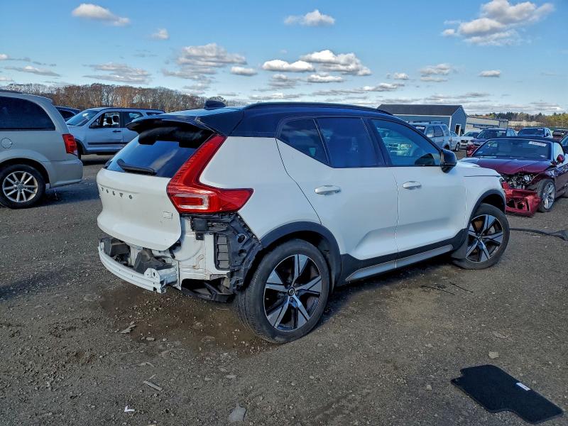 Фото 3 - VOLVO XC40