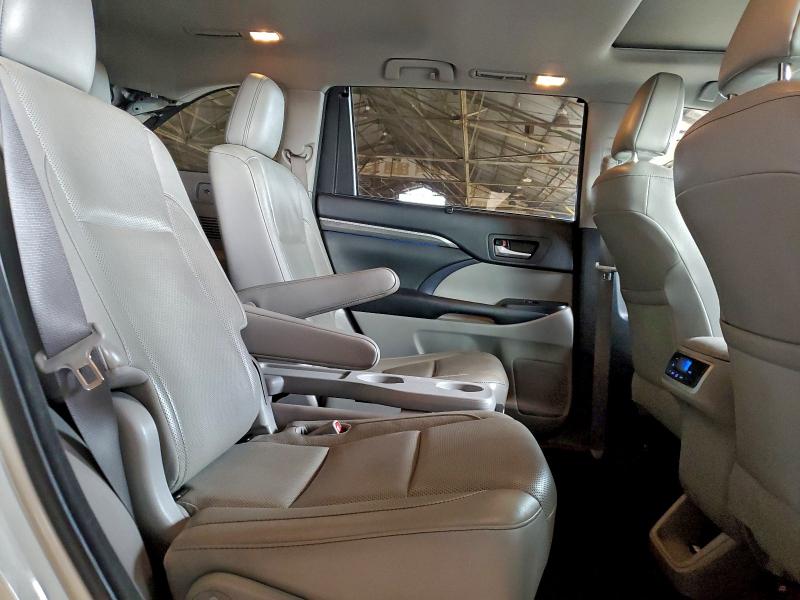 Фото 10 - TOYOTA HIGHLANDER