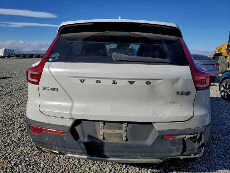 Фото 6 - VOLVO XC40