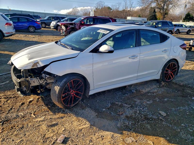 Фото 1 - HYUNDAI ELANTRA