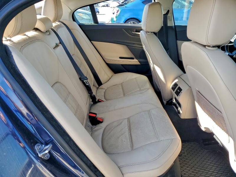 Фото 10 - JAGUAR XE