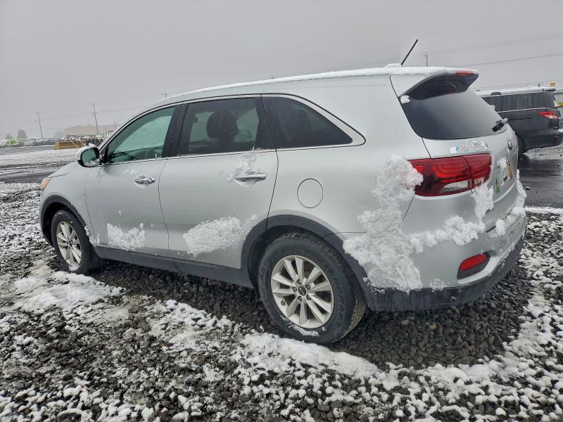 Фото 2 - KIA SORENTO