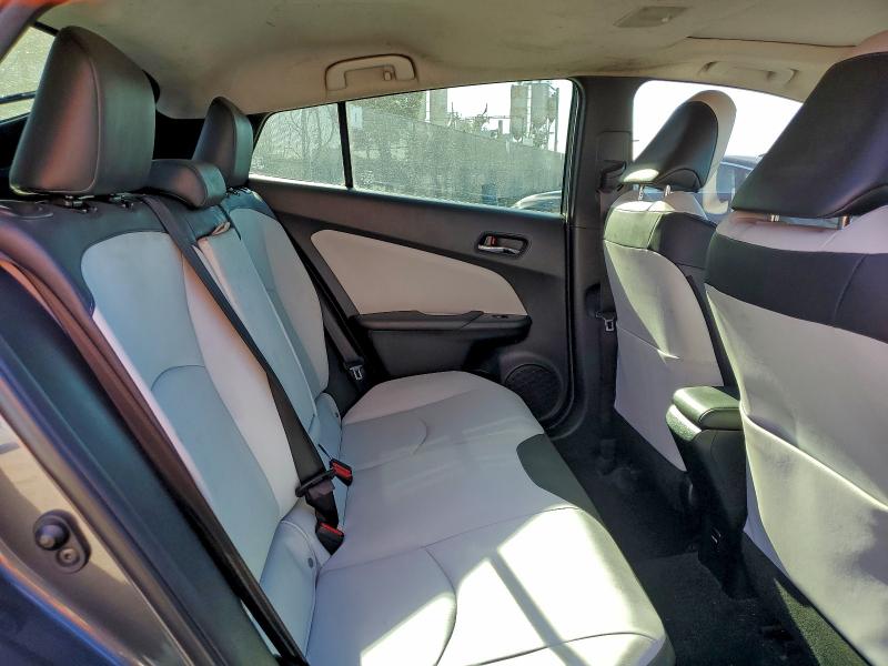 Фото 10 - TOYOTA PRIUS