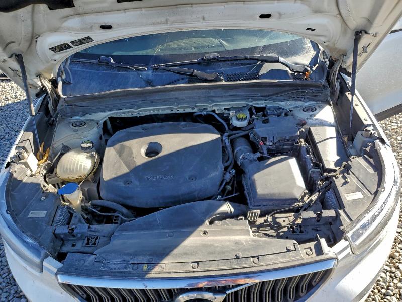 Фото 12 - VOLVO XC40