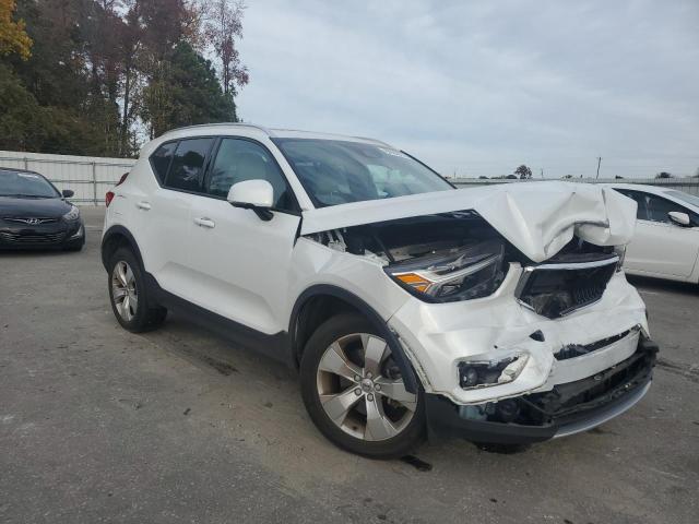 Фото 4 - VOLVO XC40