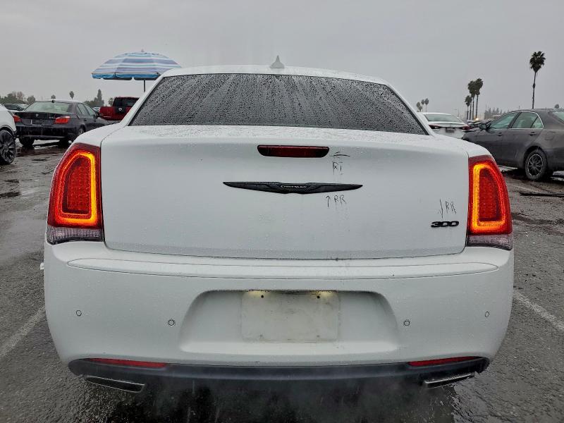 Фото 6 - CHRYSLER 300