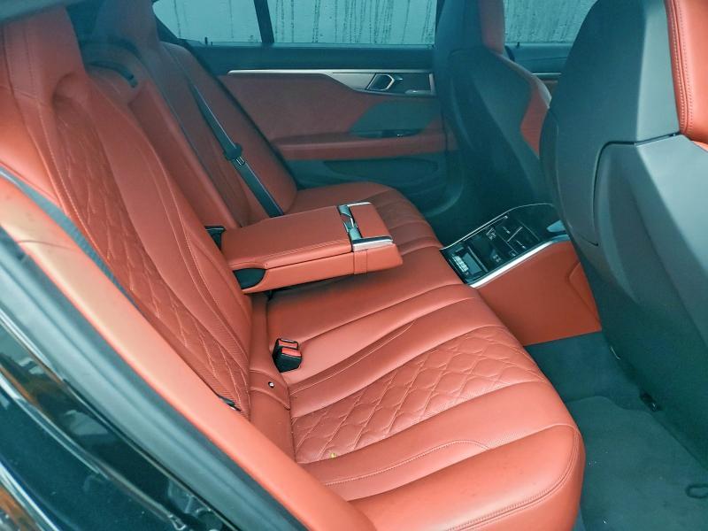 Фото 10 - BMW M8