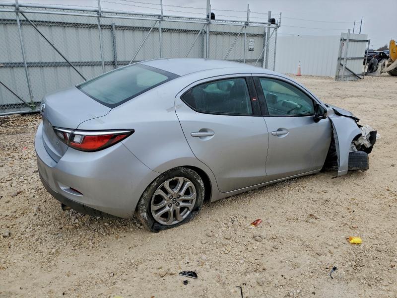 Фото 3 - TOYOTA YARIS