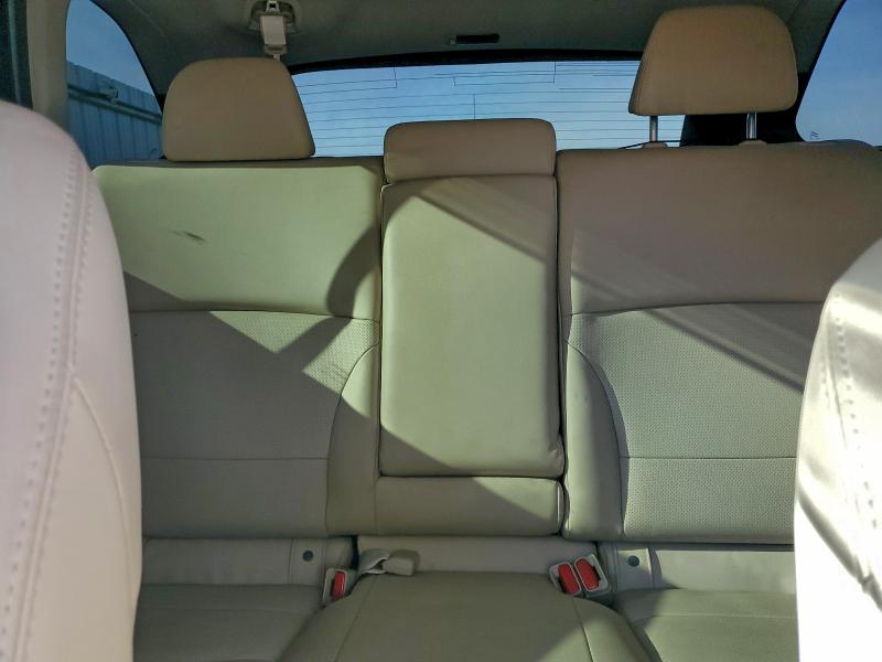 Фото 10 - SUBARU OUTBACK