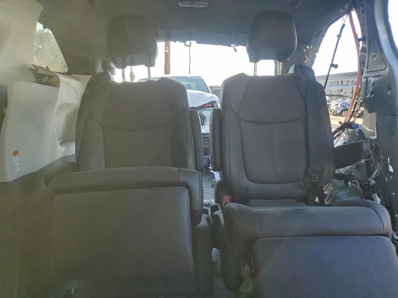 Фото 10 - TOYOTA SIENNA