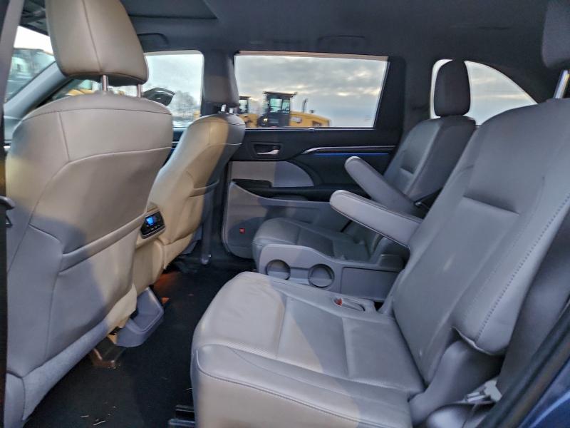 Фото 10 - TOYOTA HIGHLANDER